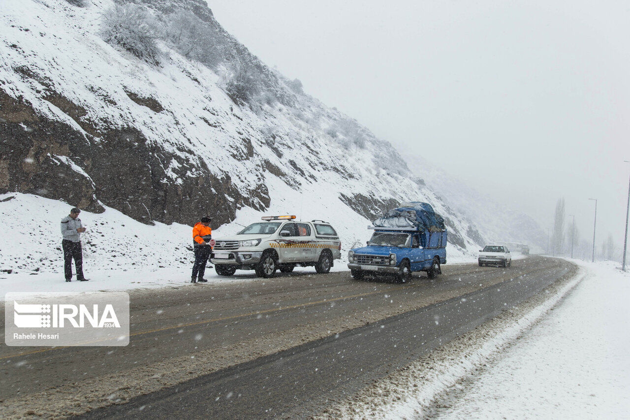 برف و کولاک راه ارتباطی ۴۰ روستای آذربایجان شرقی را بست