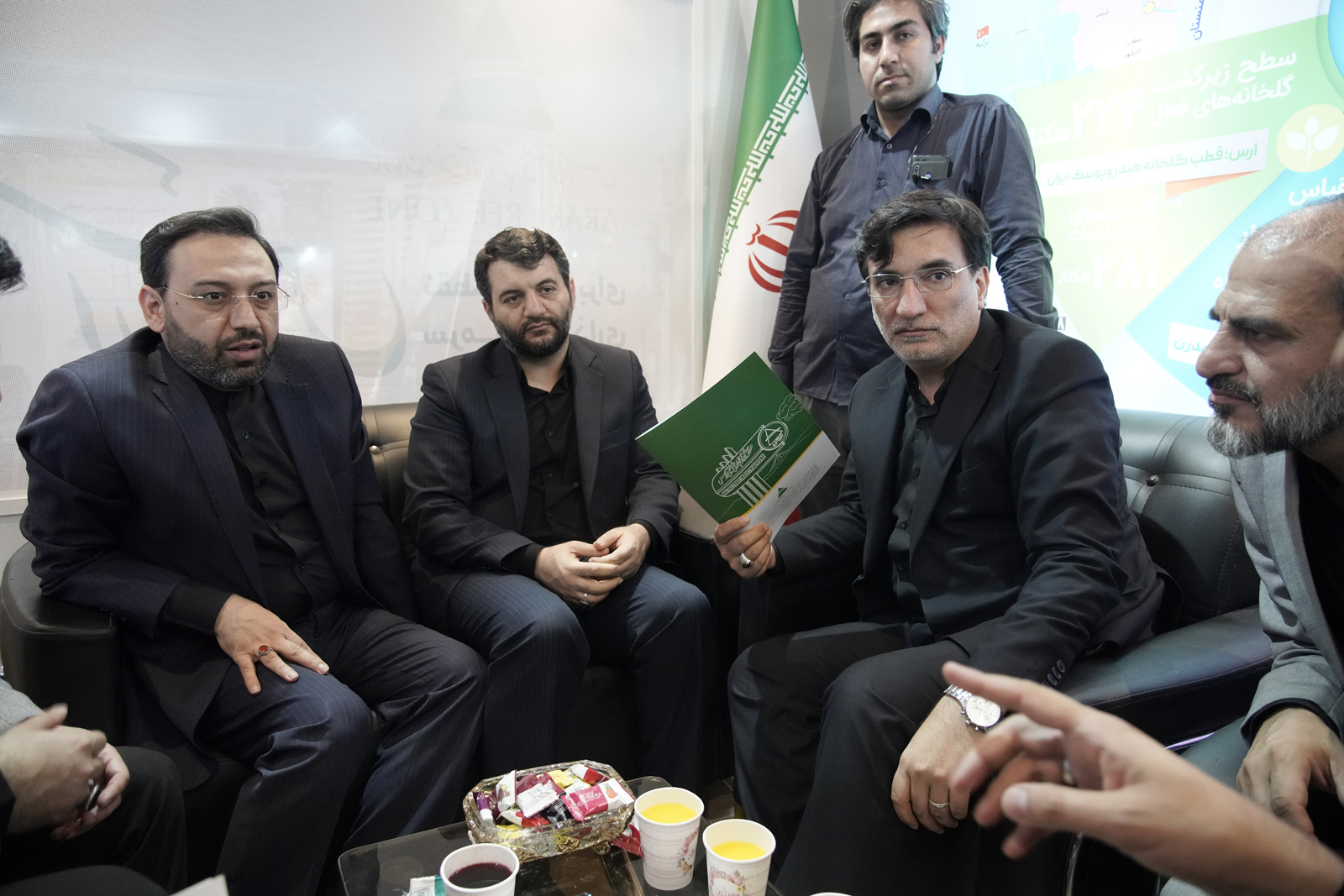 بازدید قائم مقام آستان قدس رضوی از غرفه سازمان منطقه آزاد ارس