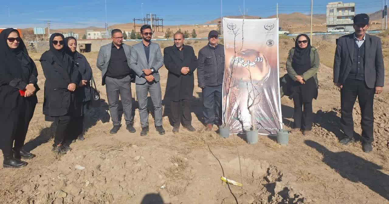 غرس ۳۰۰۰ اصله نهال در عجبشیر در راستای گرامیداشت روز جهانی خاک