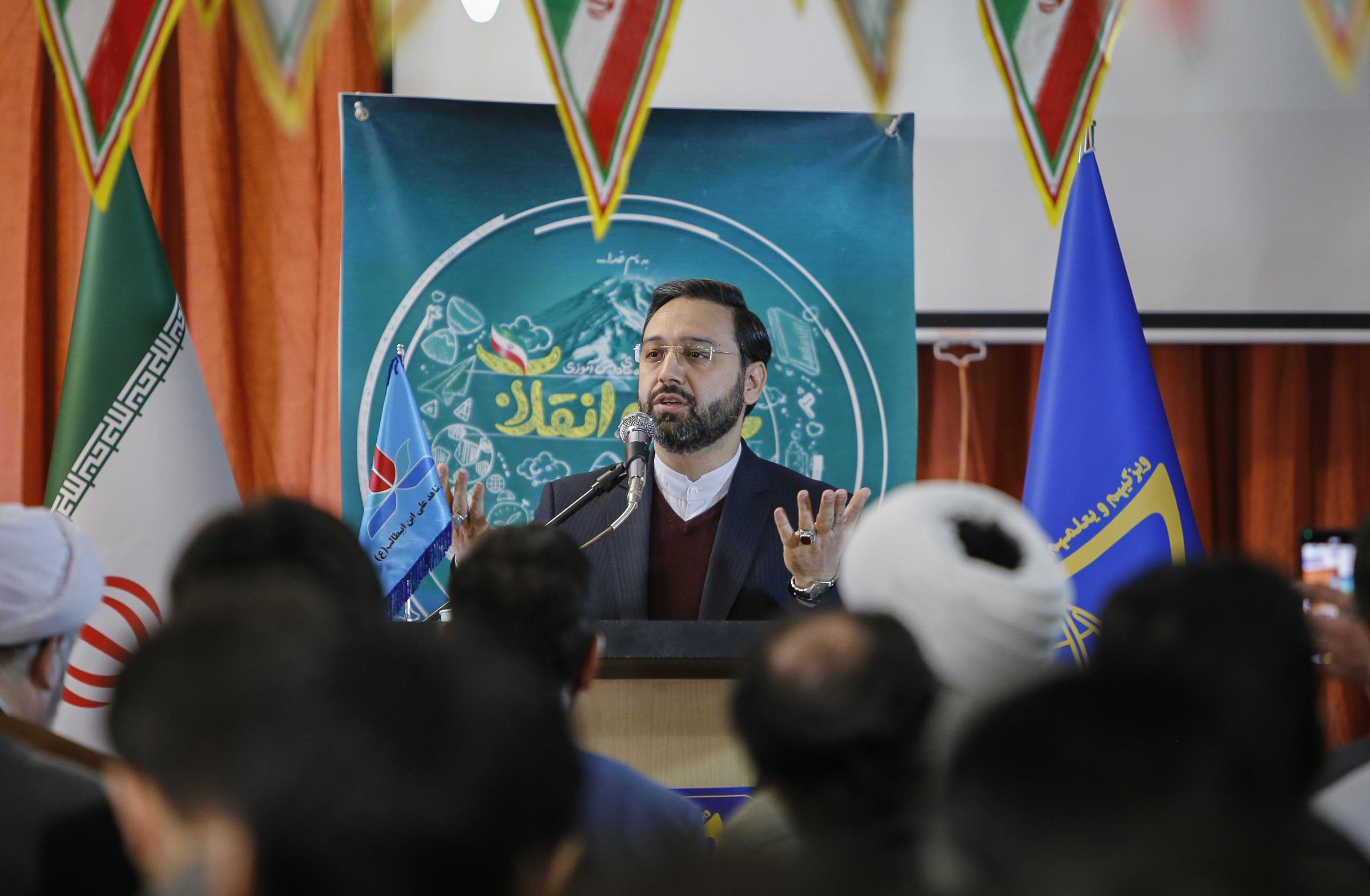 آینده کشور در دستان دانش‌آموزان است