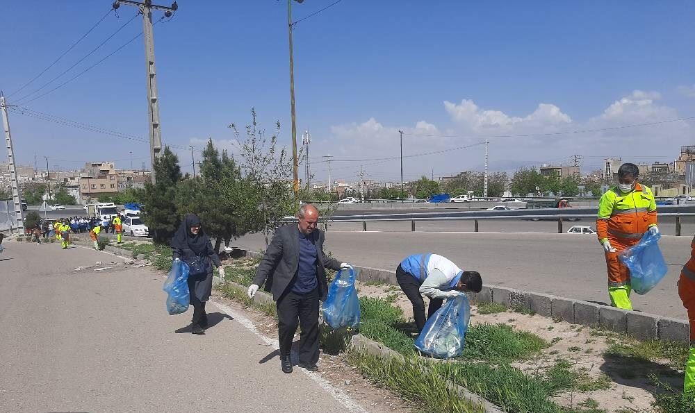 پاکسازی اتوبان کسایی تبریز از زباله‌های پلاستیکی