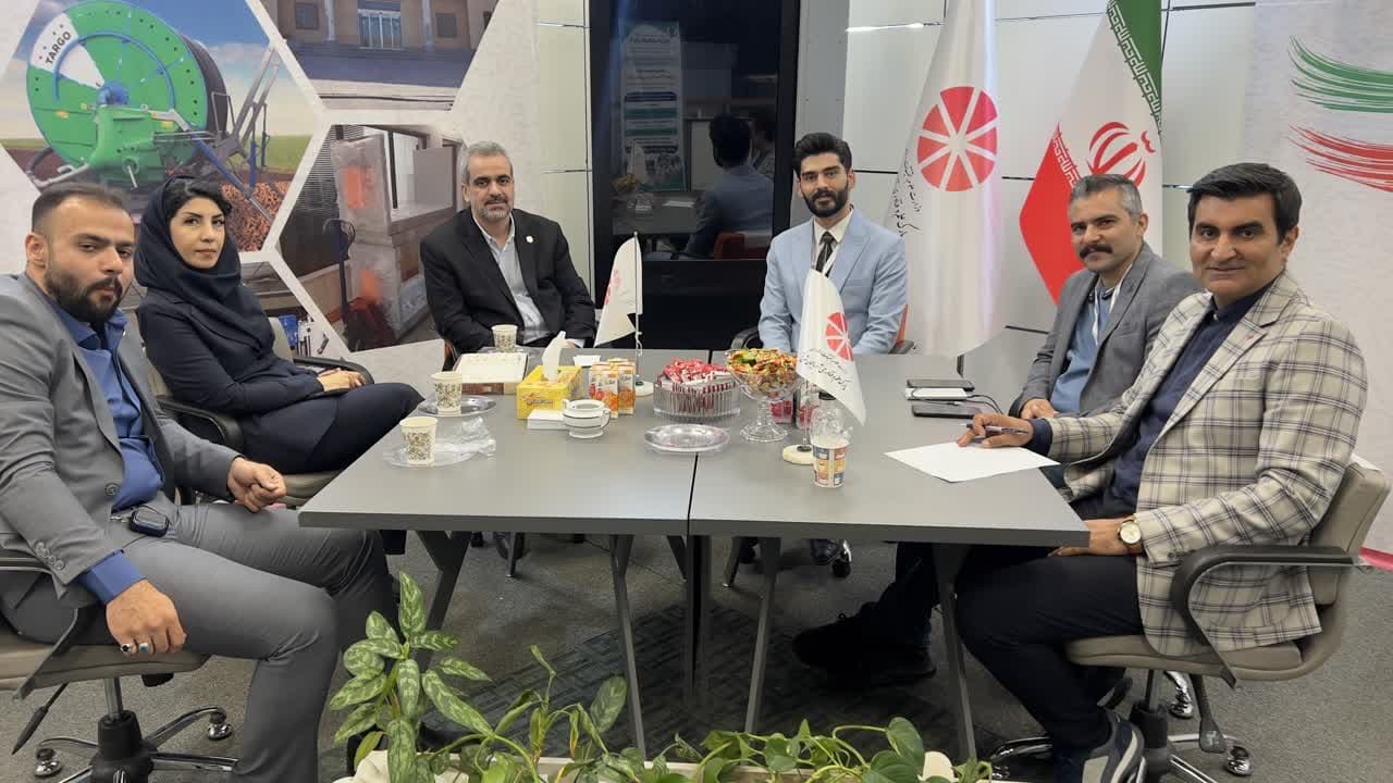 بازدید مدیرکل خرید پتروشیمی شازند از پاویون پارک علم و فناوری آذربایجان شرقی