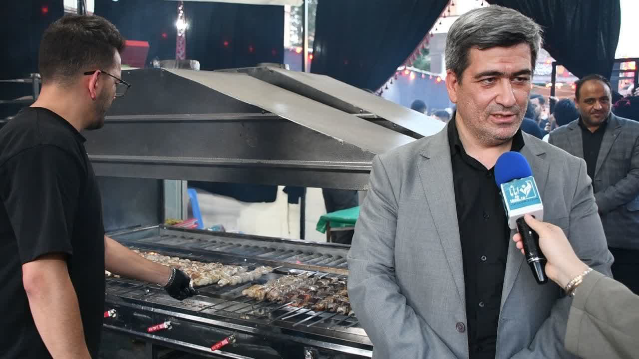 توزیع ۱۵۰۰ پرس ساندویچ ماهی بین عزاداران حسینی در تبریز