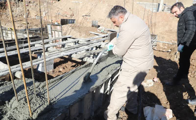 حضور جهادی مدیرکل نوسازی مدارس آذربایجان شرقی، خیران و مردم در محرومیت زدایی از فضاهای آموزشی