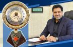 نشان عالی مدیر سال در دستان دکتر میراشرفی، مدیرعامل پتروشیمی تبریز