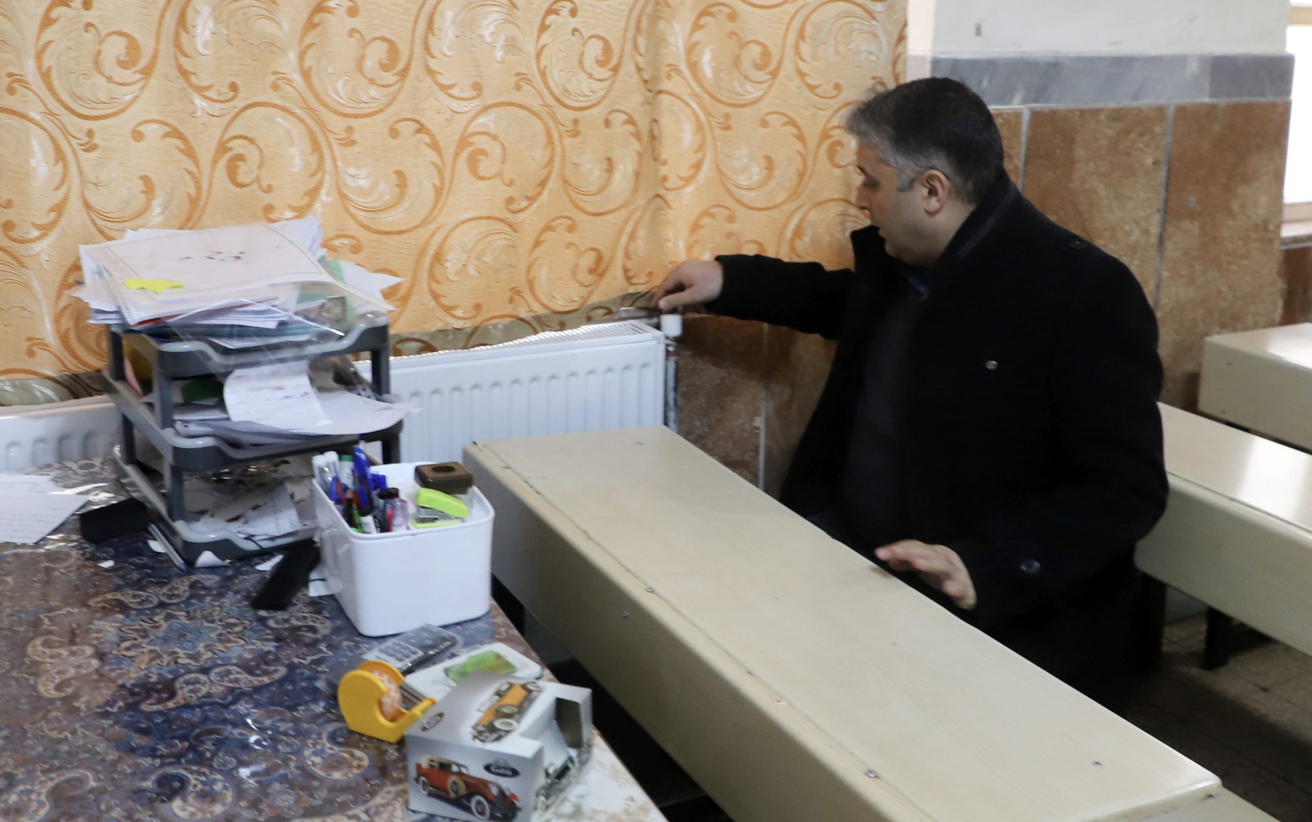 بازدید مدیرکل نوسازی مدارس آذربایجان شرقی از سیستم گرمایشی مدرسه شهید دباغی تبریز