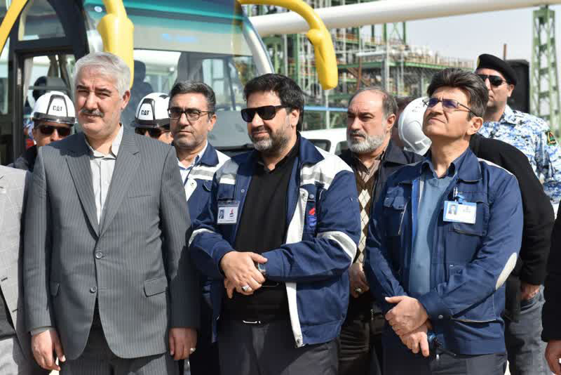 نصب برج تقطیر هگزان پروژه پلی‌اتیلن سنگین پتروشیمی تبریز؛ نماد خودکفایی در صنعت ملی