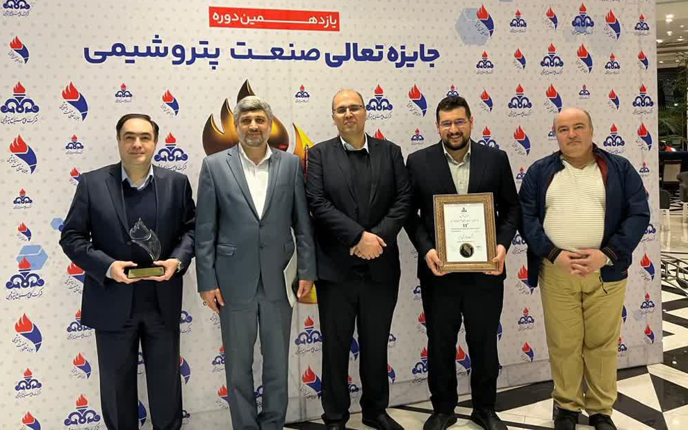 تندیس بلورین تعالی صنعت پتروشیمی در دستان تبریزی‌ها
