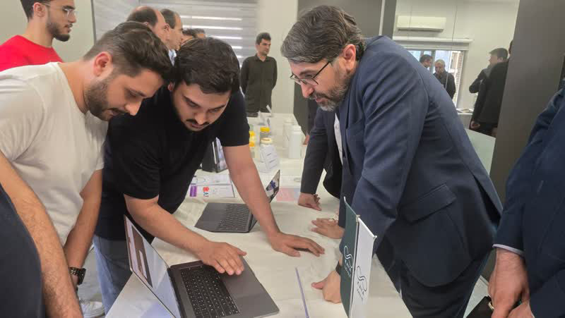 بازدید رئیس حوزه عتف موسسه صنایع دفاعی از نمایشگاه دستاوردهای پارک علم و فناوری آذربایجان شرقی