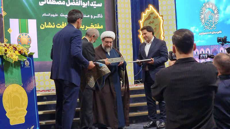 اعطای نشان خادم خورشید به مدیرعامل پتروشیمی تبریز