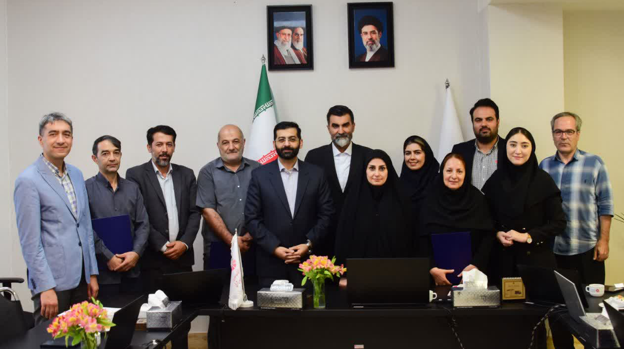تجلیل از کارمندان نمونه و برگزیده پارک علم و فناوری آذربایجان شرقی به مناسبت روز کارمند